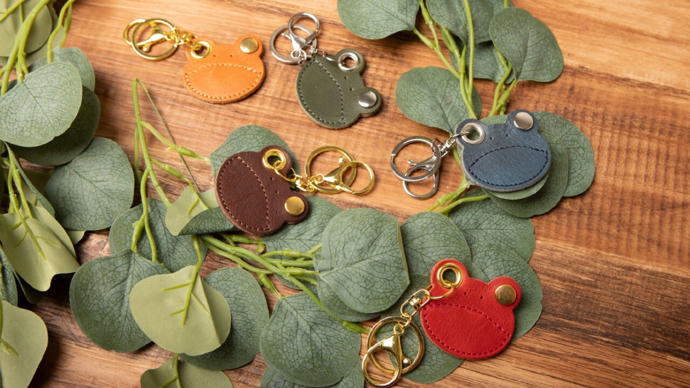 携帯小物の収納に新しい1ページを。 小銭やアクセサリー、鍵をまとめて持ち運べるカエルキーホルダー｜Creema SPRINGS