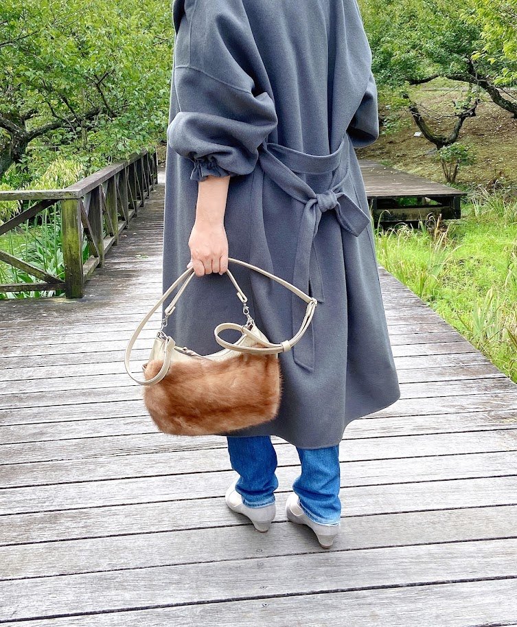 過去の過剰生産によって捨てられる毛皮を救いたい癒しのバッグに