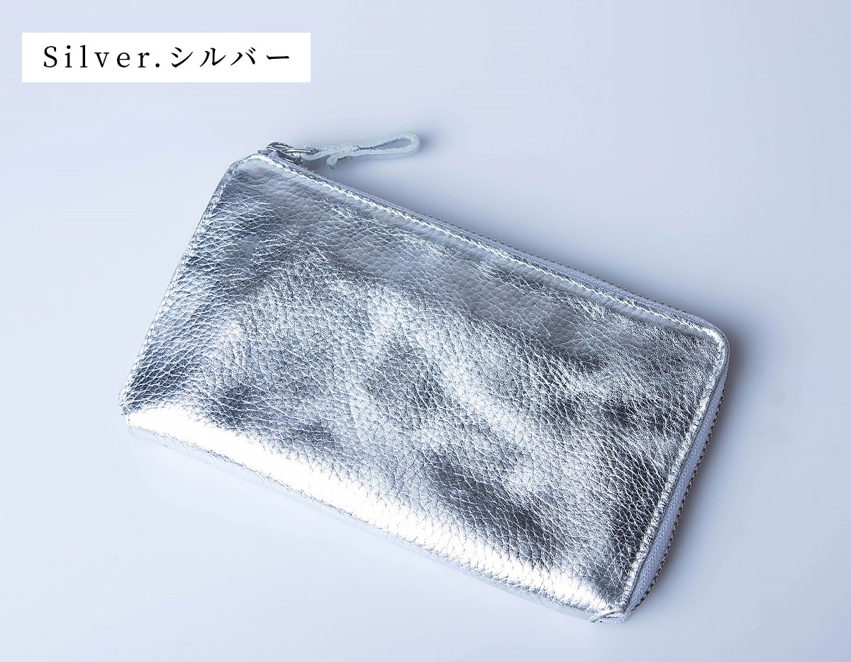 メタリックレザー仕様で、上品柔らかな光沢感を身近なものに。収納力