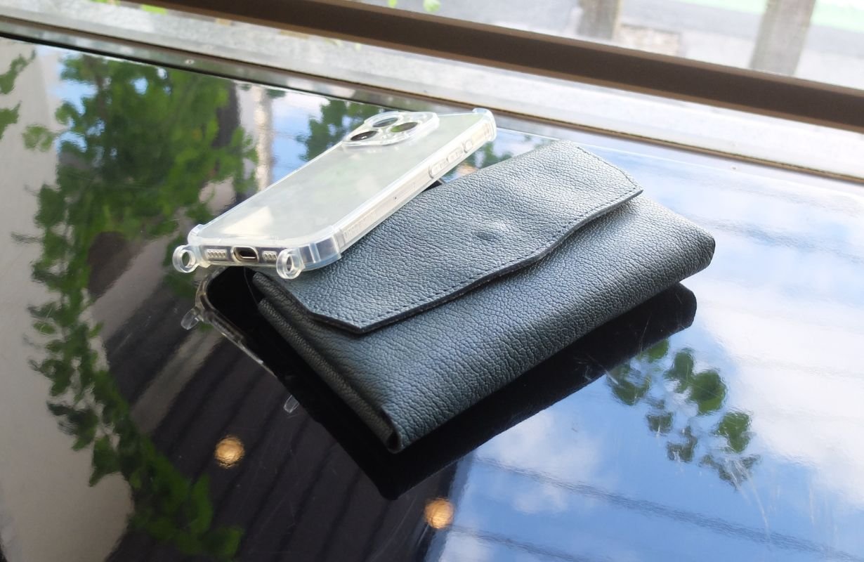 1万円札と同サイズ。紙幣を折らずに収納可能な