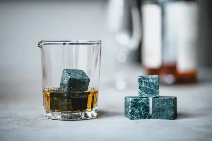 世界の展示建築にも選ばれた天然大理石で味わう、贅沢すぎる大人の晩酌