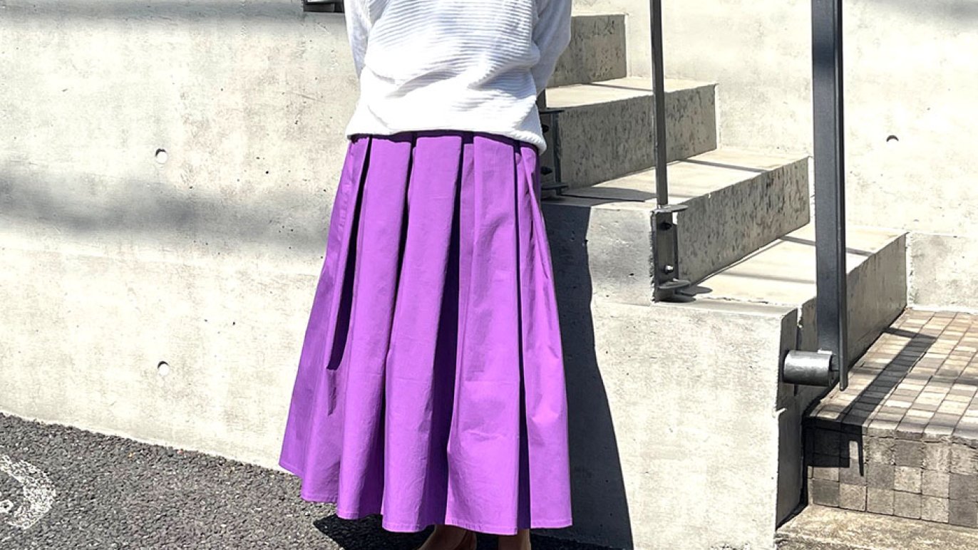 丈にこだわった、脚がきれいに見えるふんわりタックのスカート