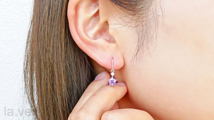 光によって色が変わる希少な宝石。ドラマティックな 光によって色が変わる希少な宝石。ドラマティックな