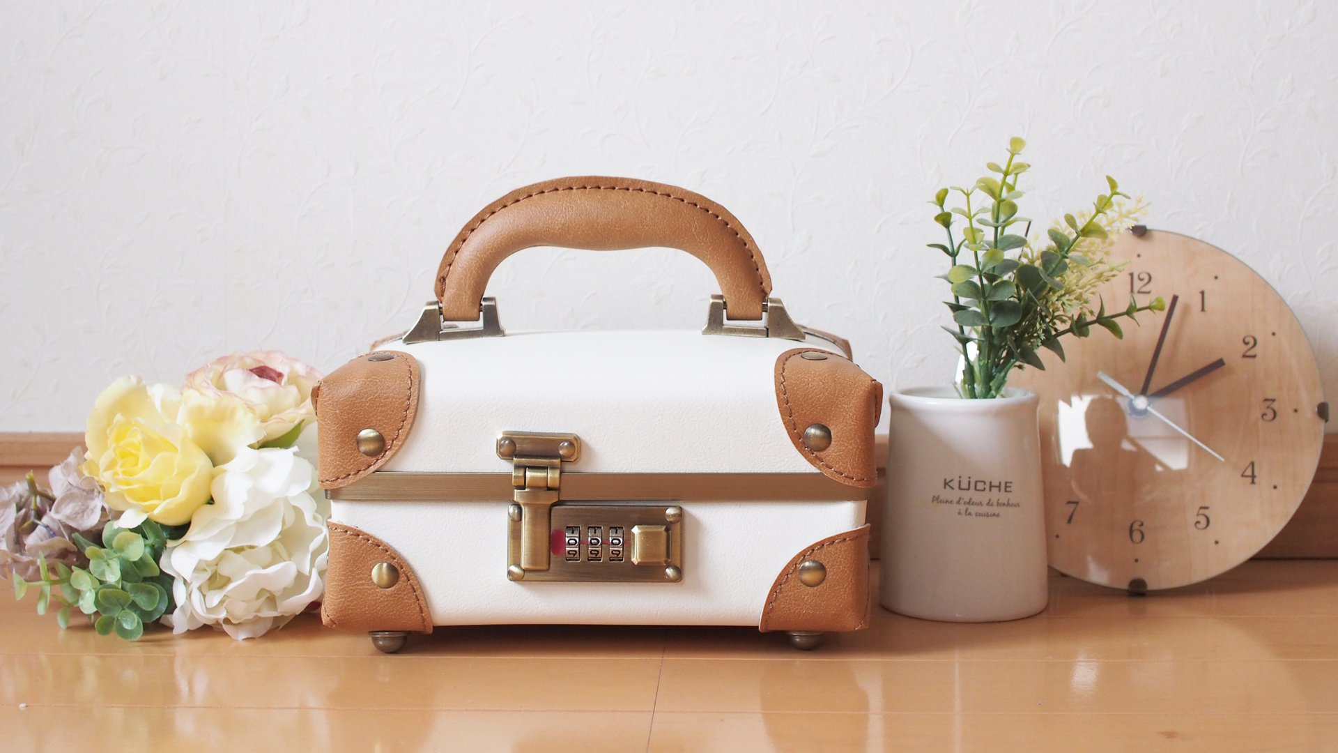 鞄の専門メーカーが手がけた、おしゃれに飾って持ち運べるトランク