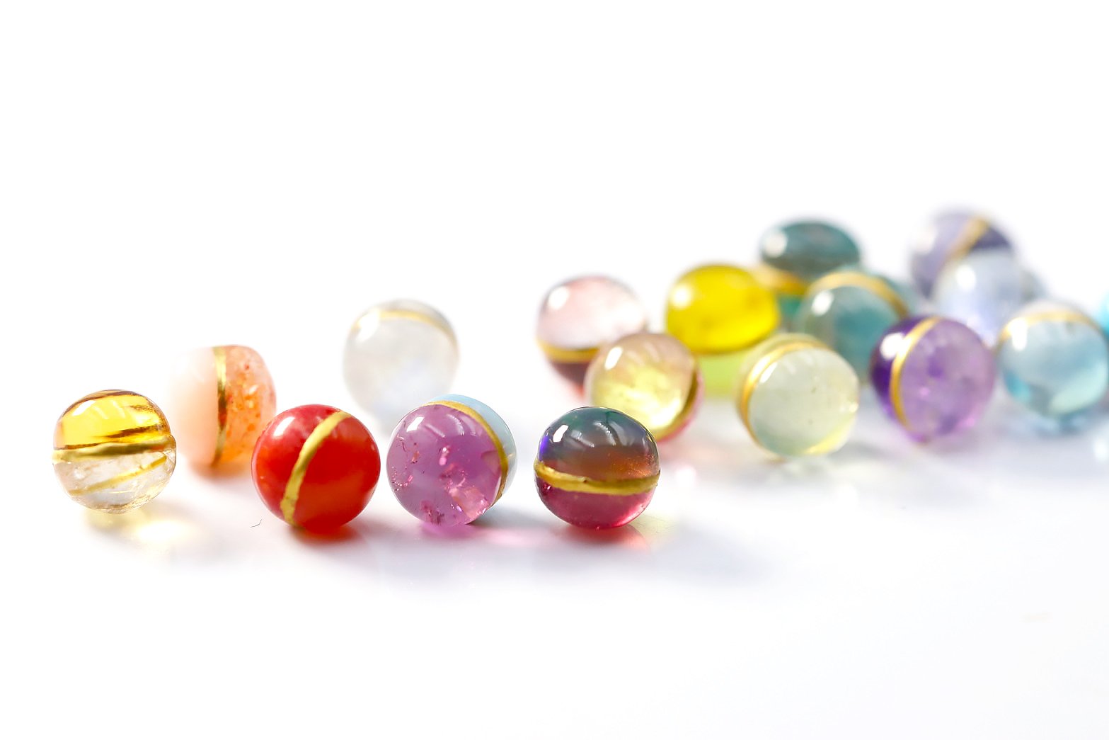2つの異なる宝石を「金継ぎ」する。オリジナル宝石「2色珠」1500