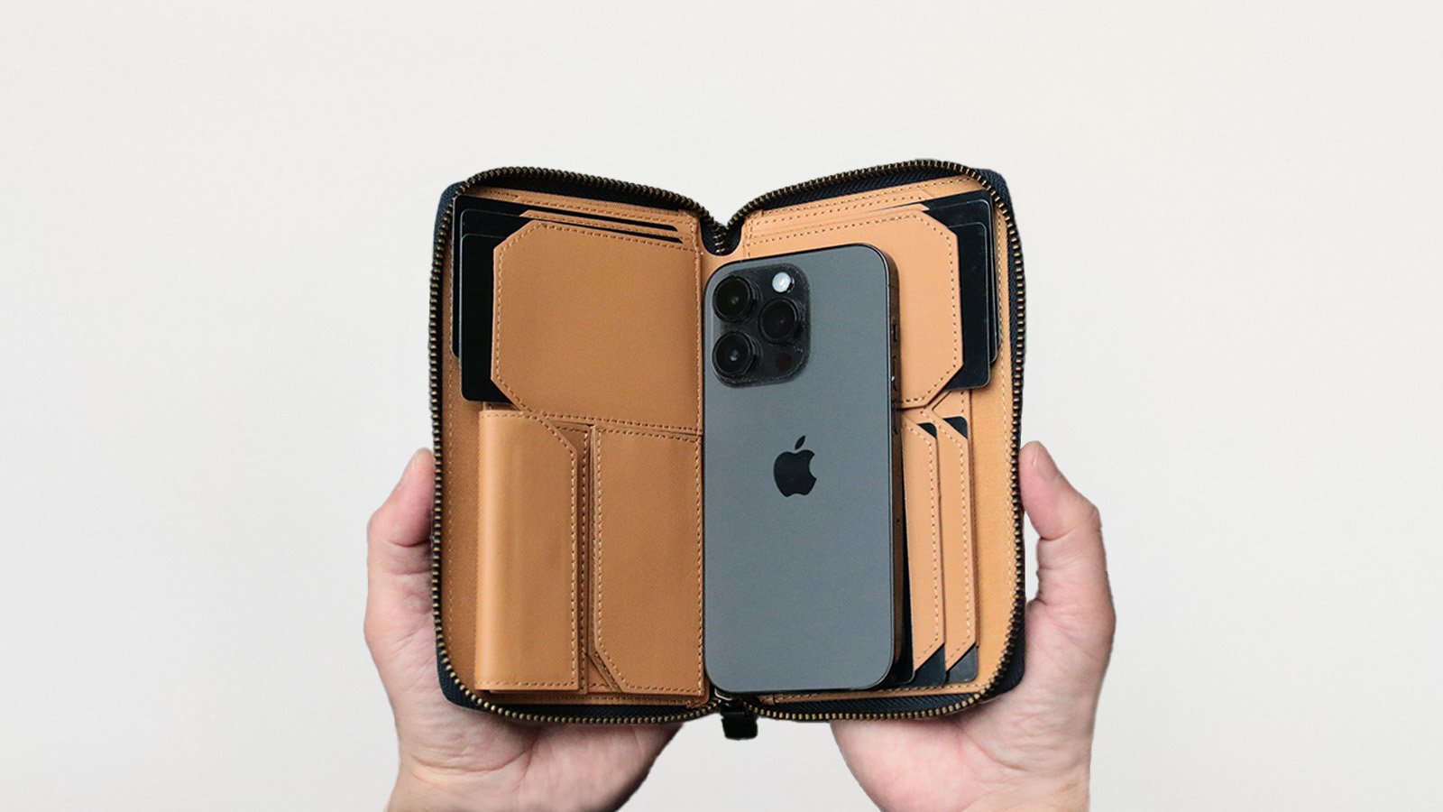 大人のための新感覚長財布】スマホも挟める多機能マルチウォレット
