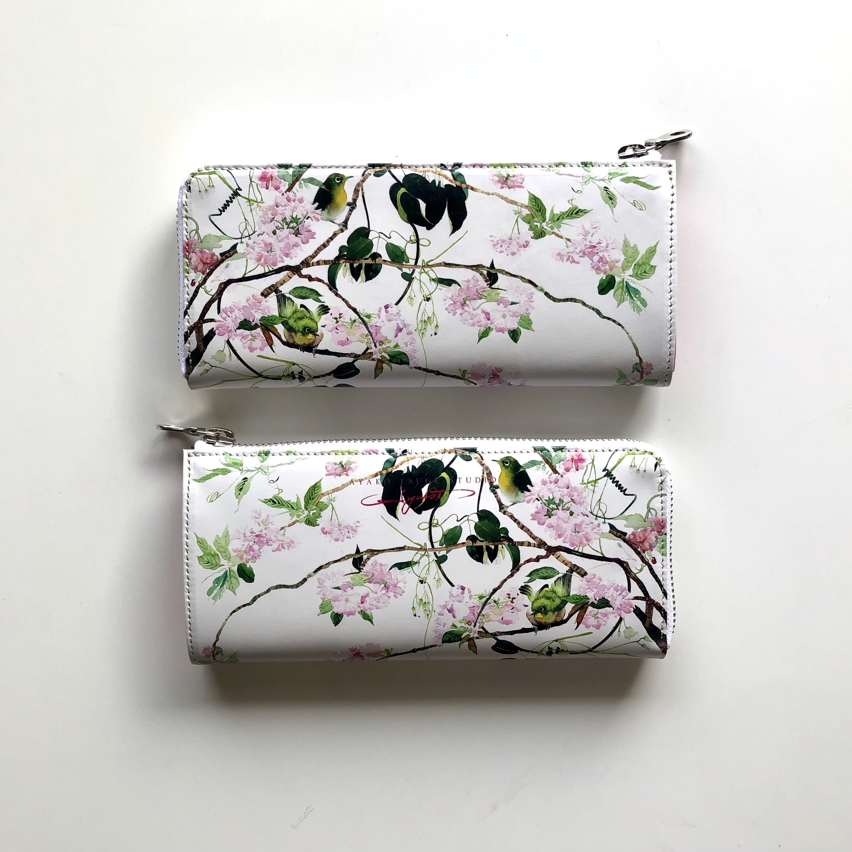 メイドインジャパンの美しい縫製と、水彩エンボス加工を施したL字