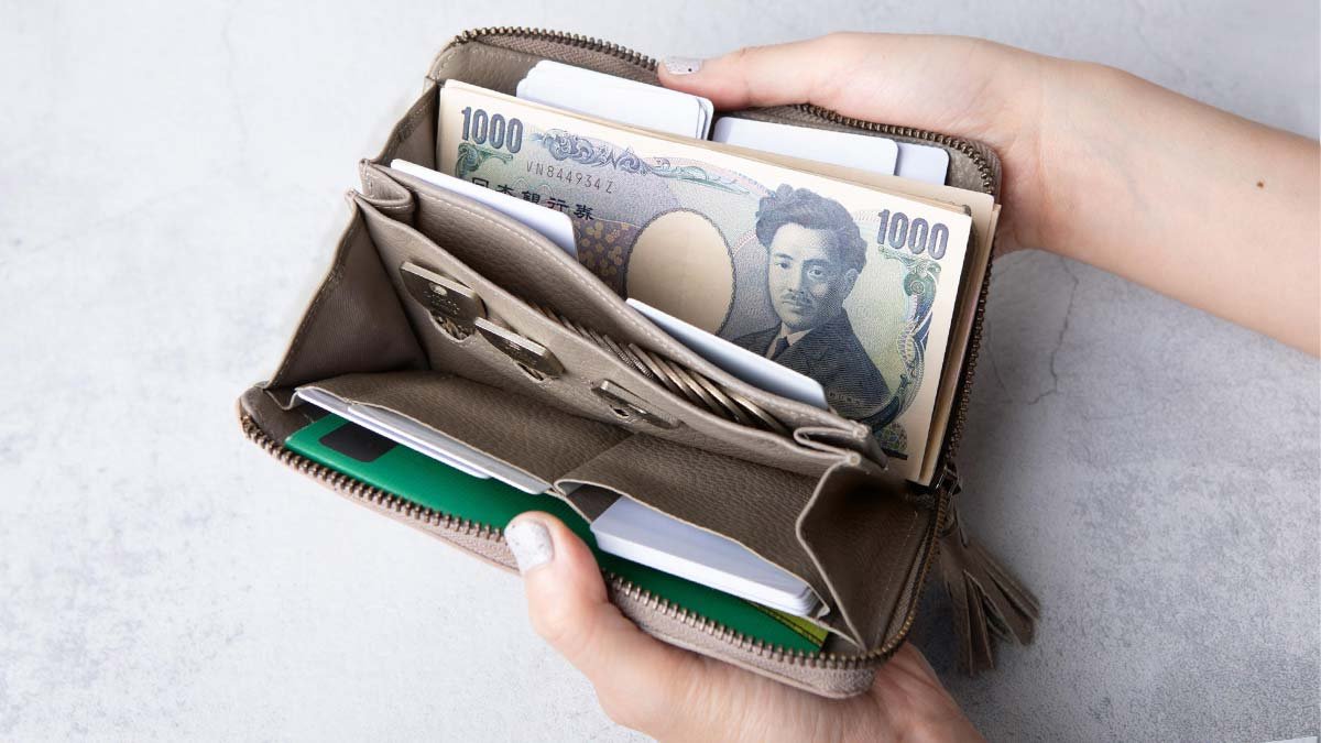 洗練されたエンボスレザーを使用した、タッセル付きの小さい長財布