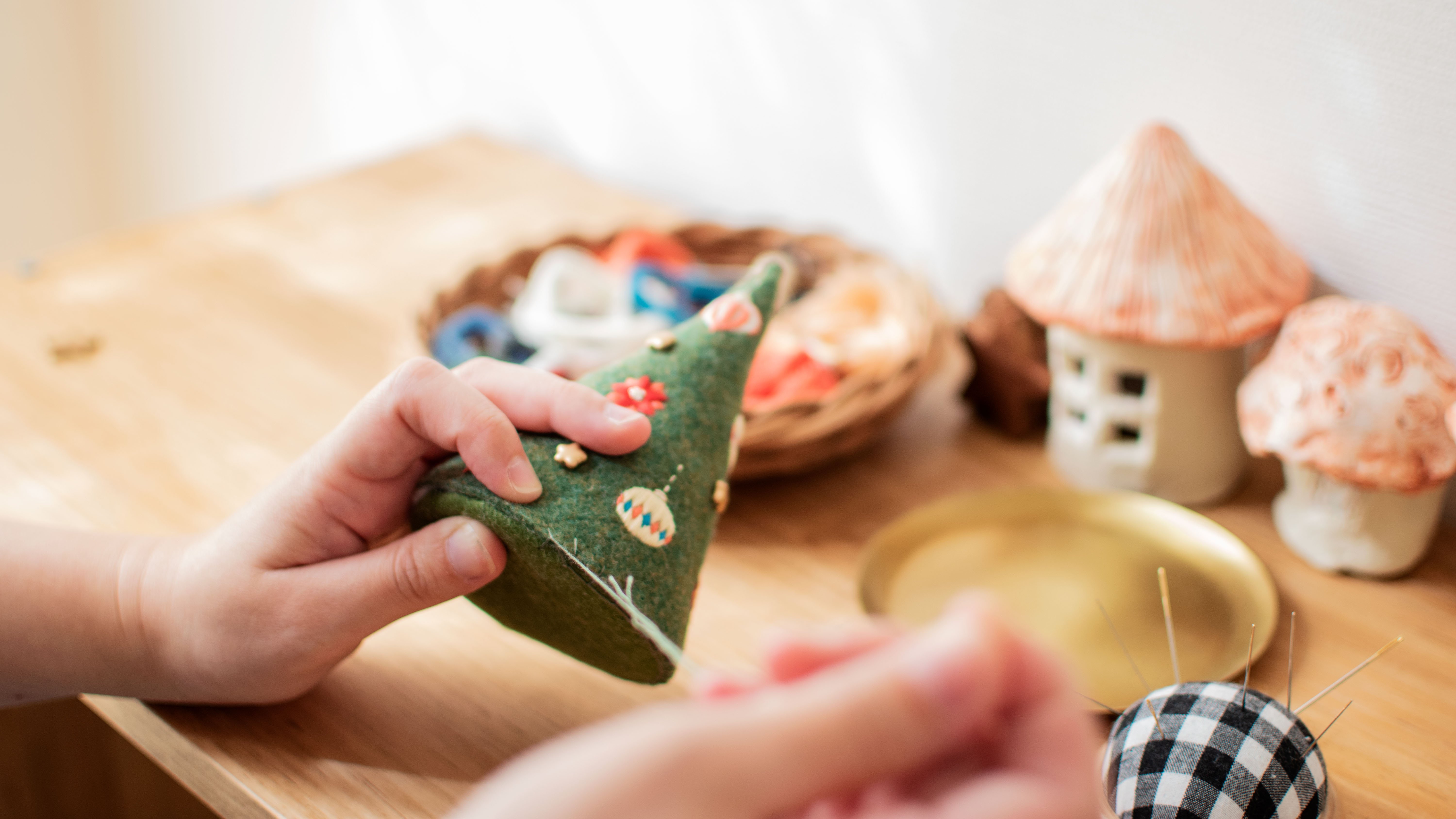 クリスマスを彩るほっこりかわいい刺繍雑貨 〜小さなサンタクロース村