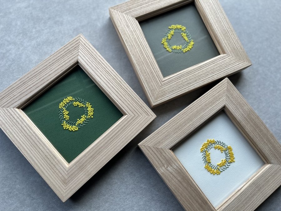 紙刺繍のミモザリース”を”天然木のフレーム”に入れたアートフレーム