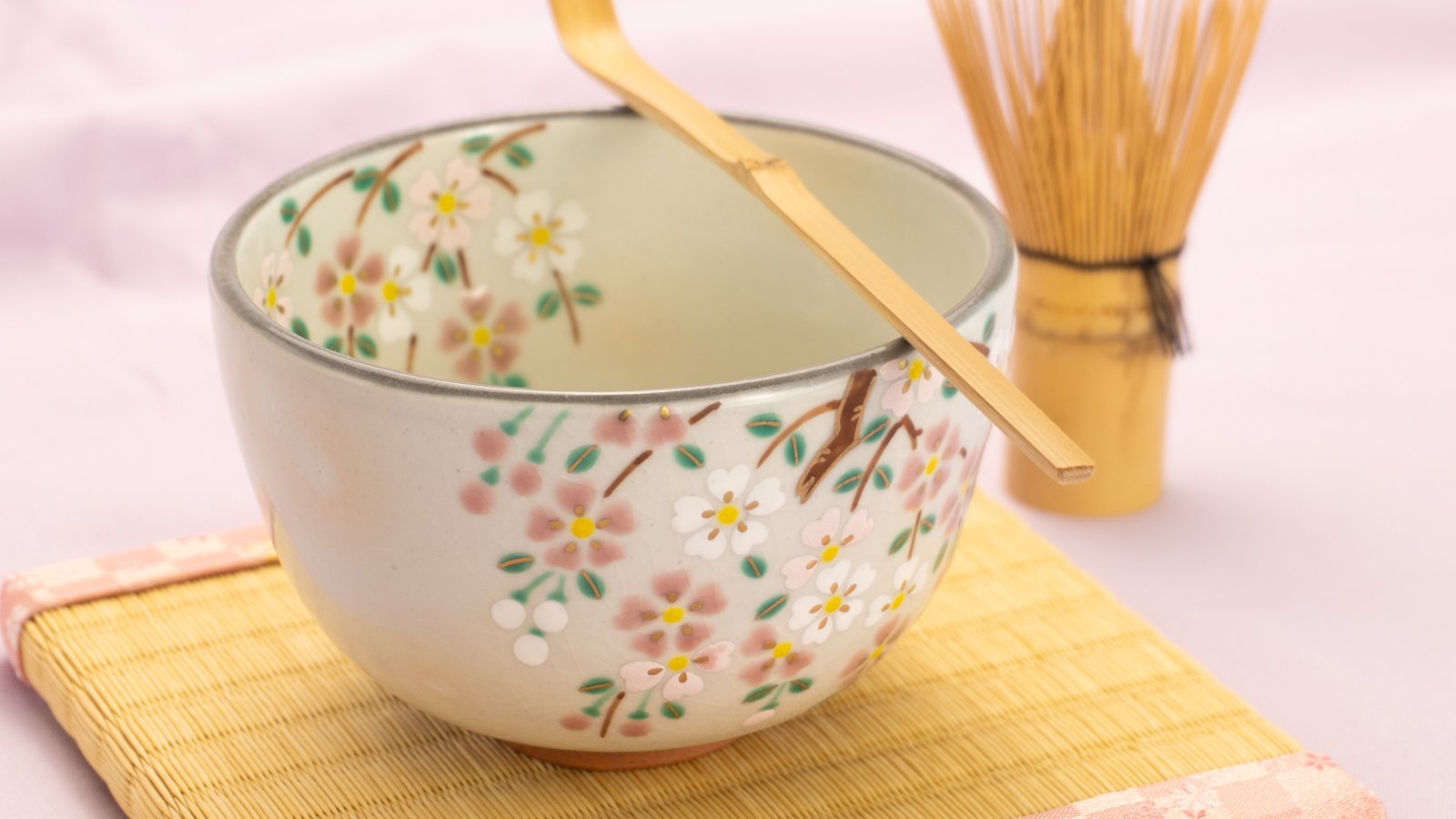 清水焼に咲く、十二か月のうつわ絵巻。三名の女性絵付師による挑戦