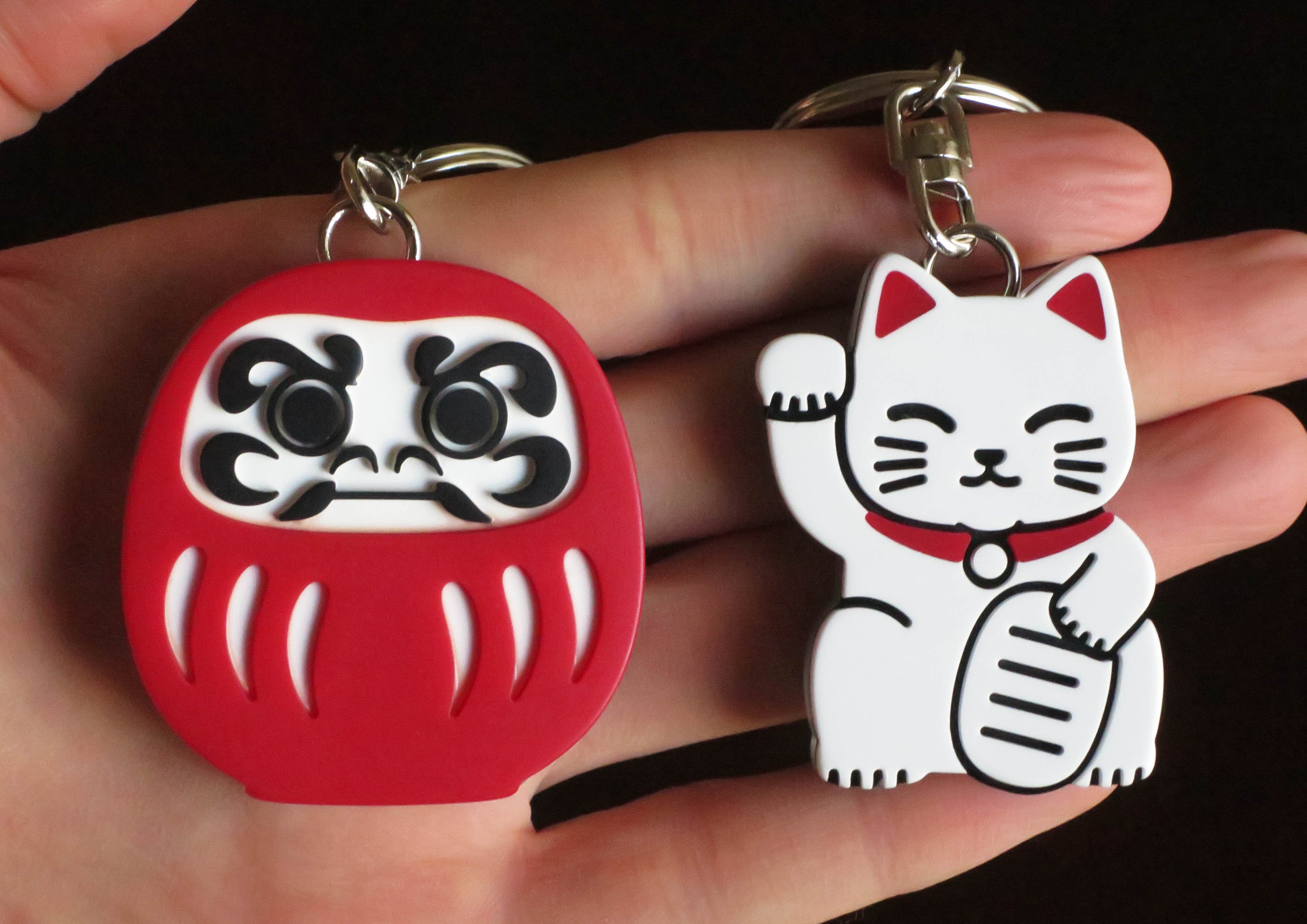 新年から福を呼ぶ縁起物の招き猫・だるま！アクセサリー感覚で持てる