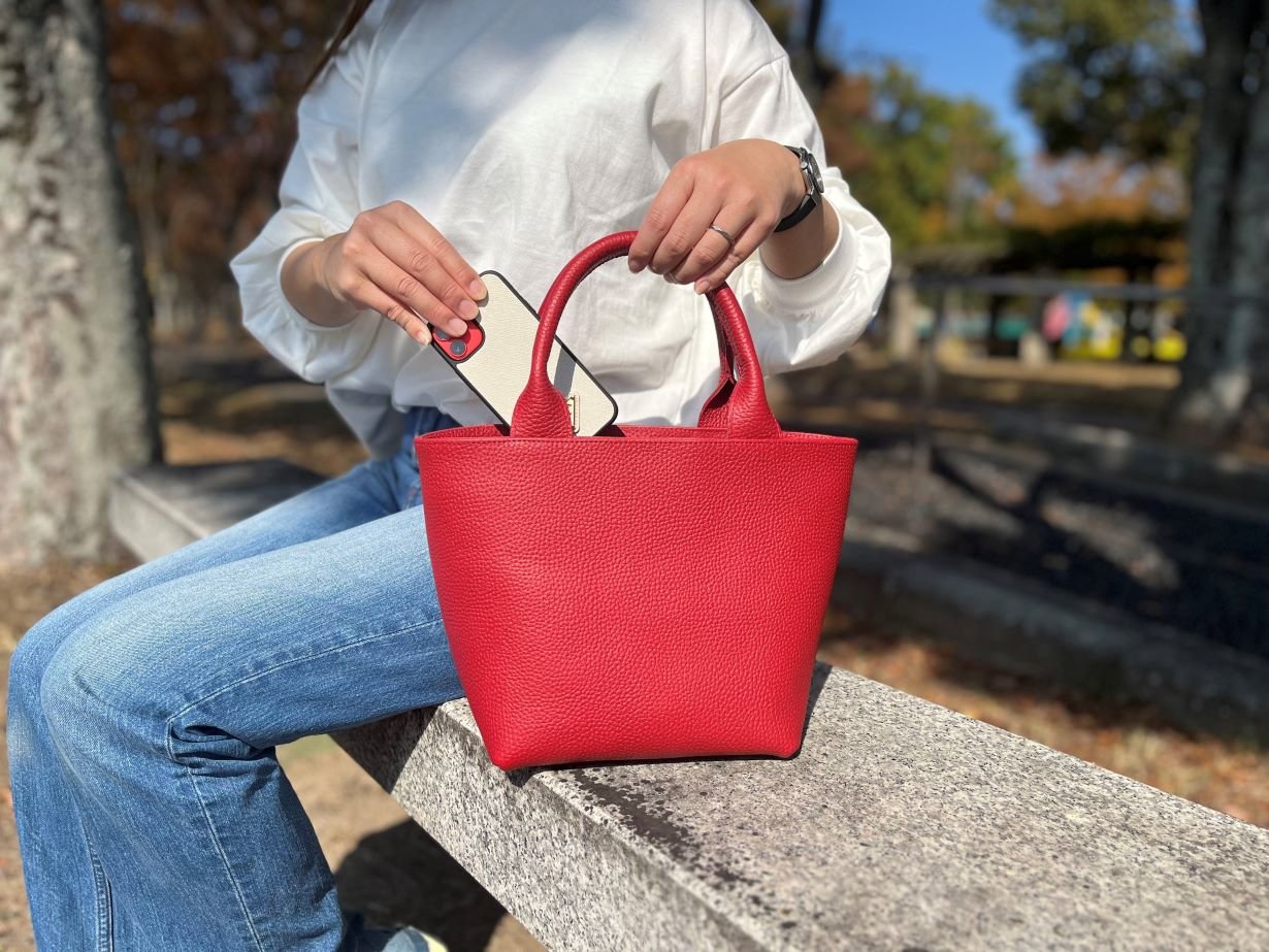 毎日のお出掛けからフォーマルシーンまで “たつのレザーの本革トート