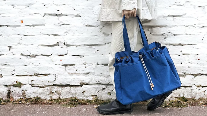 軽くて、大容量、仕分けもできて、自立もする、撥水加工で濡れても安心  