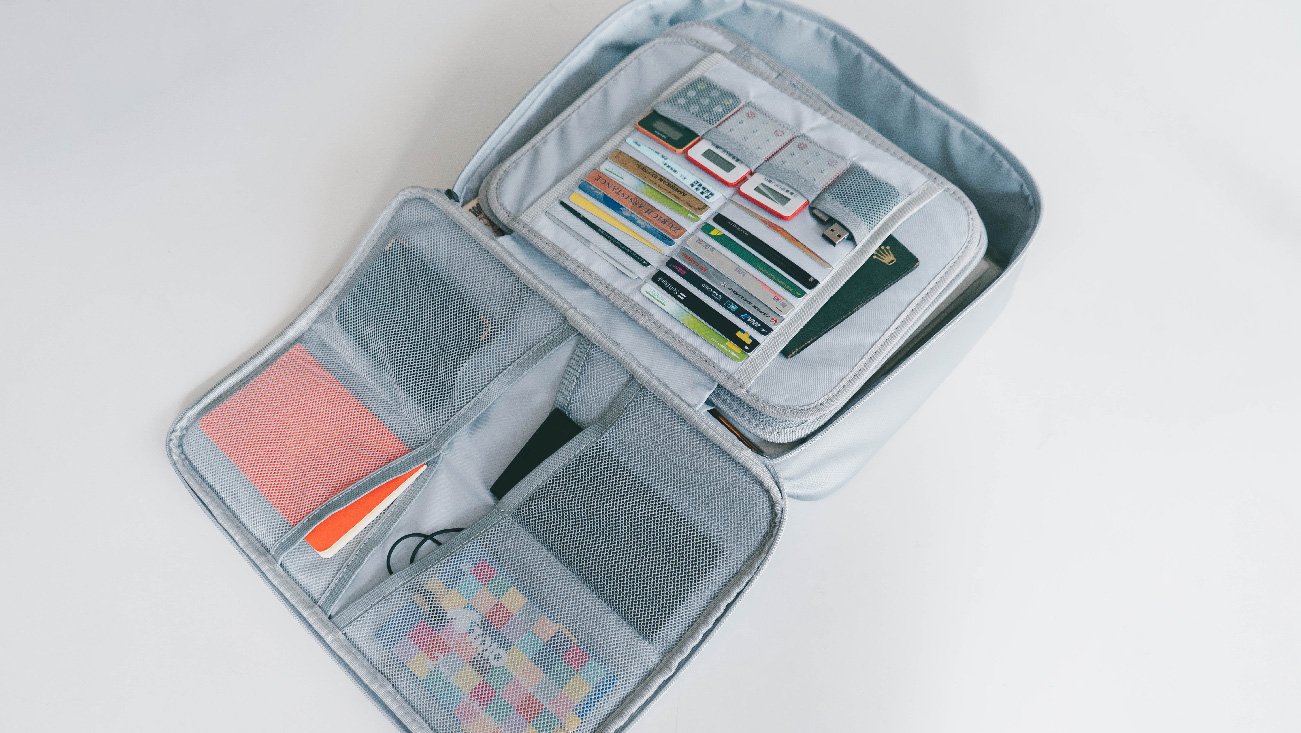 炎に強い難燃素材使用！大切な思い出と財産を守る 持ち運べる金庫