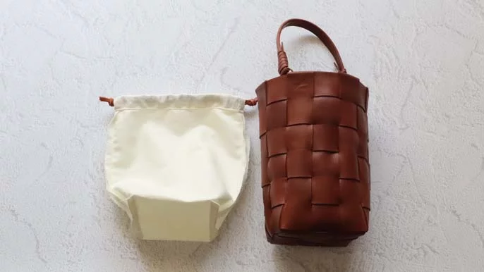REGALの革端材でつくる編み込み型のサッと持ち運べるバケツバッグ  