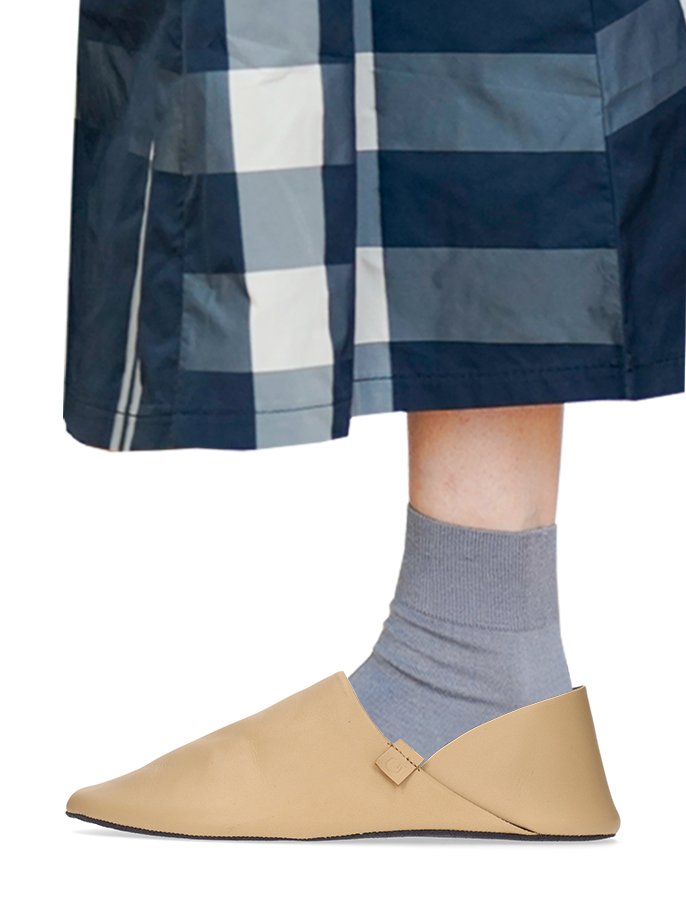 ふわっと包み込まれる天然レザールームシューズでワンランク上の生活を