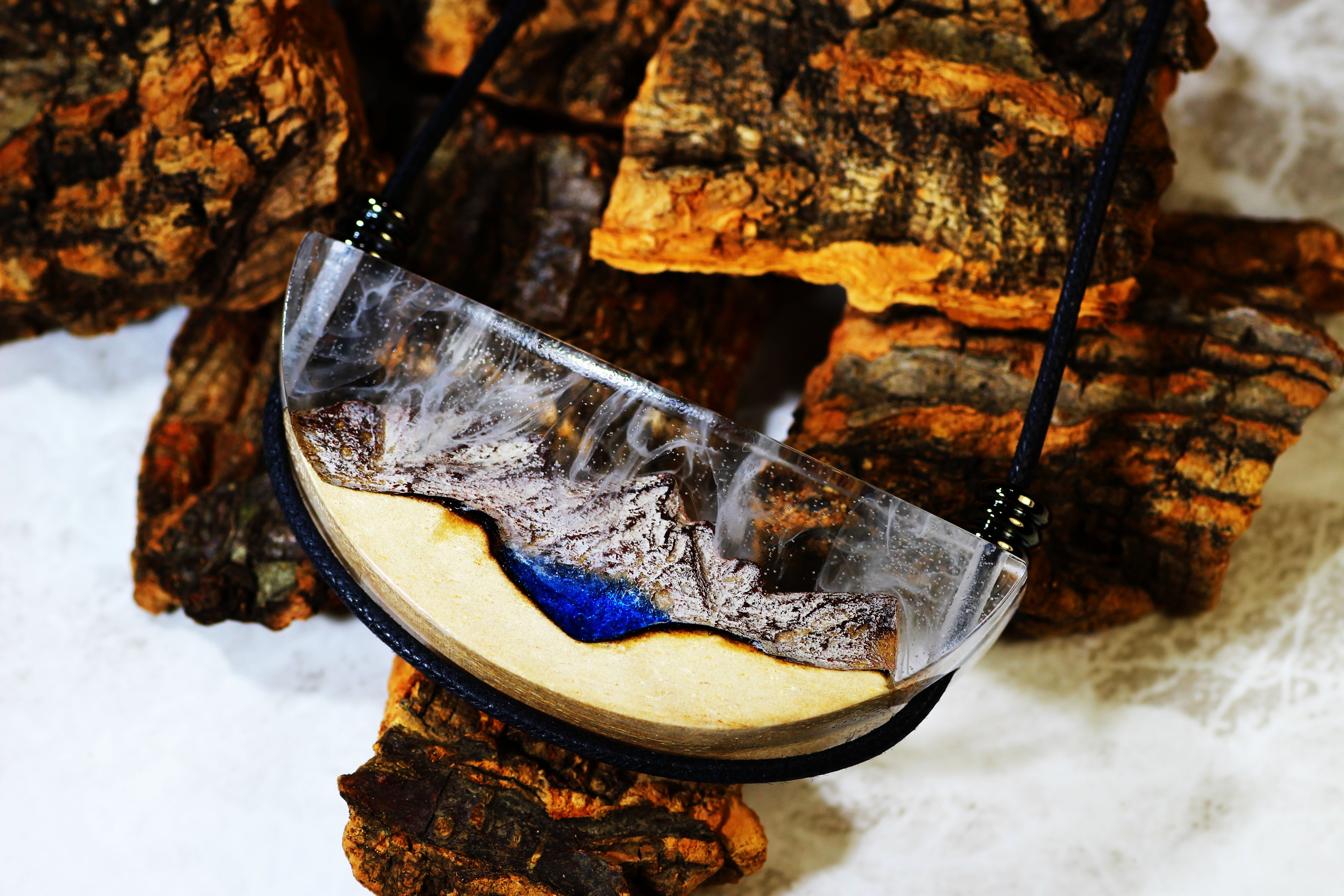 クリスタルレジンと高級木材から作り出される幻想的な世界～｜Creema