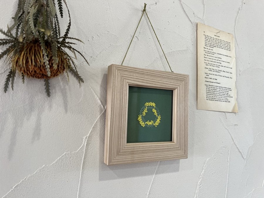 紙刺繍のミモザリース”を”天然木のフレーム”に入れたアートフレーム