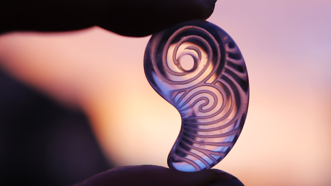 1万年前の神秘の美しさ】縄文時代の土器文様を水晶に刻んだネックレス