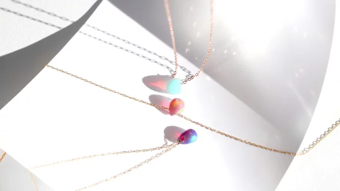 オパールの実」がペンダントに！「フレームレス」の美しさを。天然