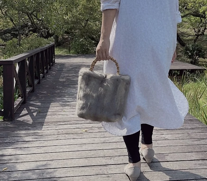 過去の過剰生産によって捨てられてしまうミンクの毛皮を癒しのバッグに  