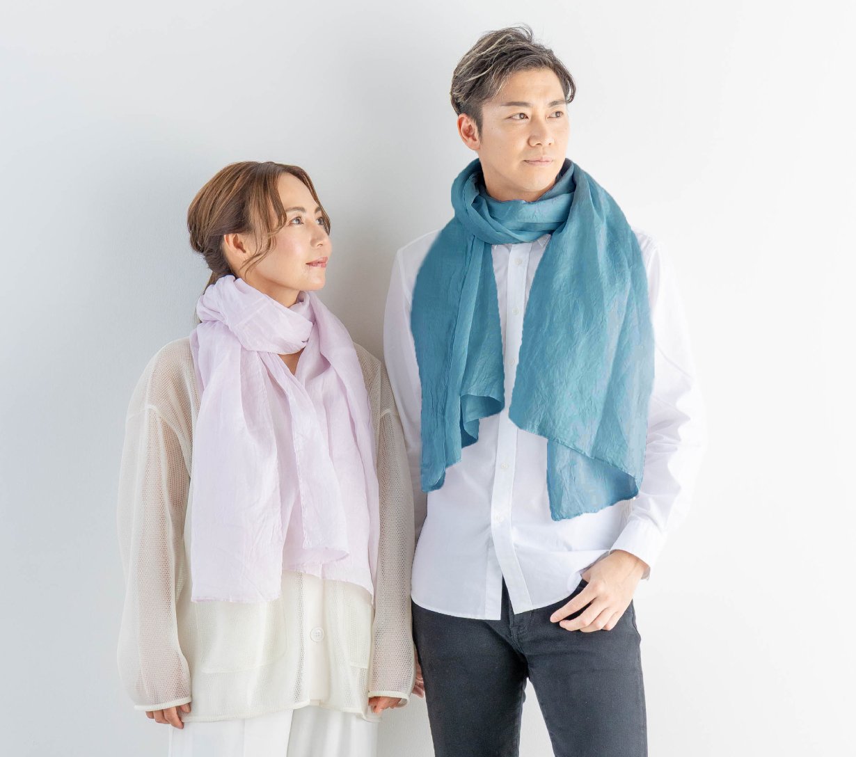 超極細糸で紡ぐ羽衣のような軽量感。さらりと空気を纏う天然麻100％の