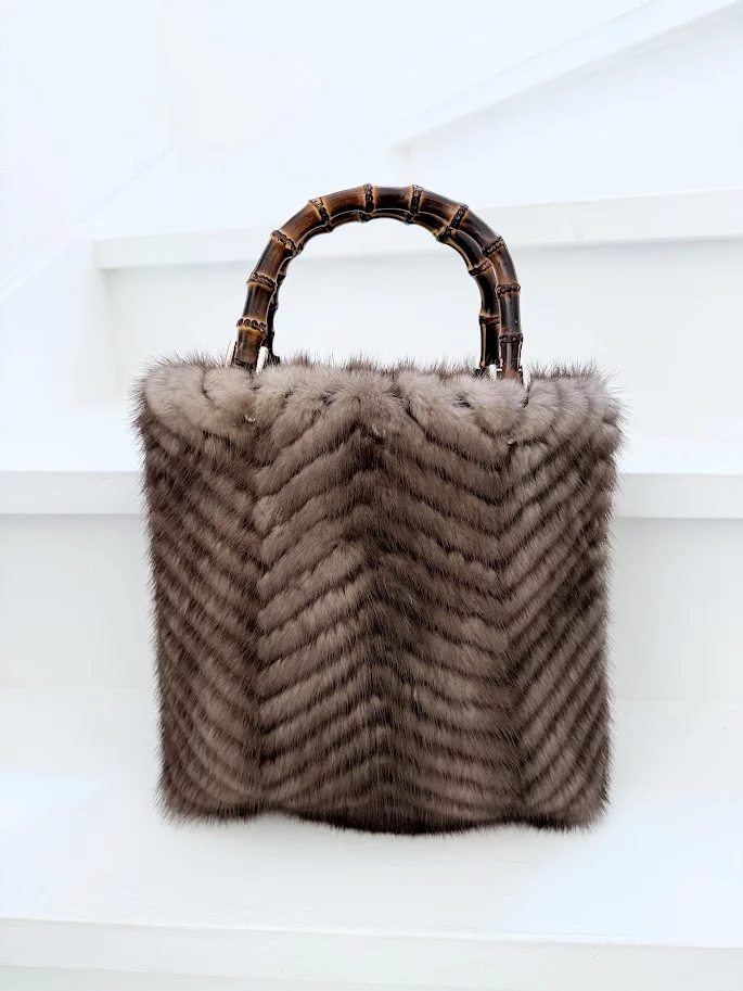 過去の過剰生産によって捨てられてしまうミンクの毛皮を癒しのバッグに